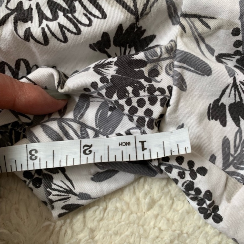 White shorts gray floral pattern size 0 old navy - Picture 3 of 4